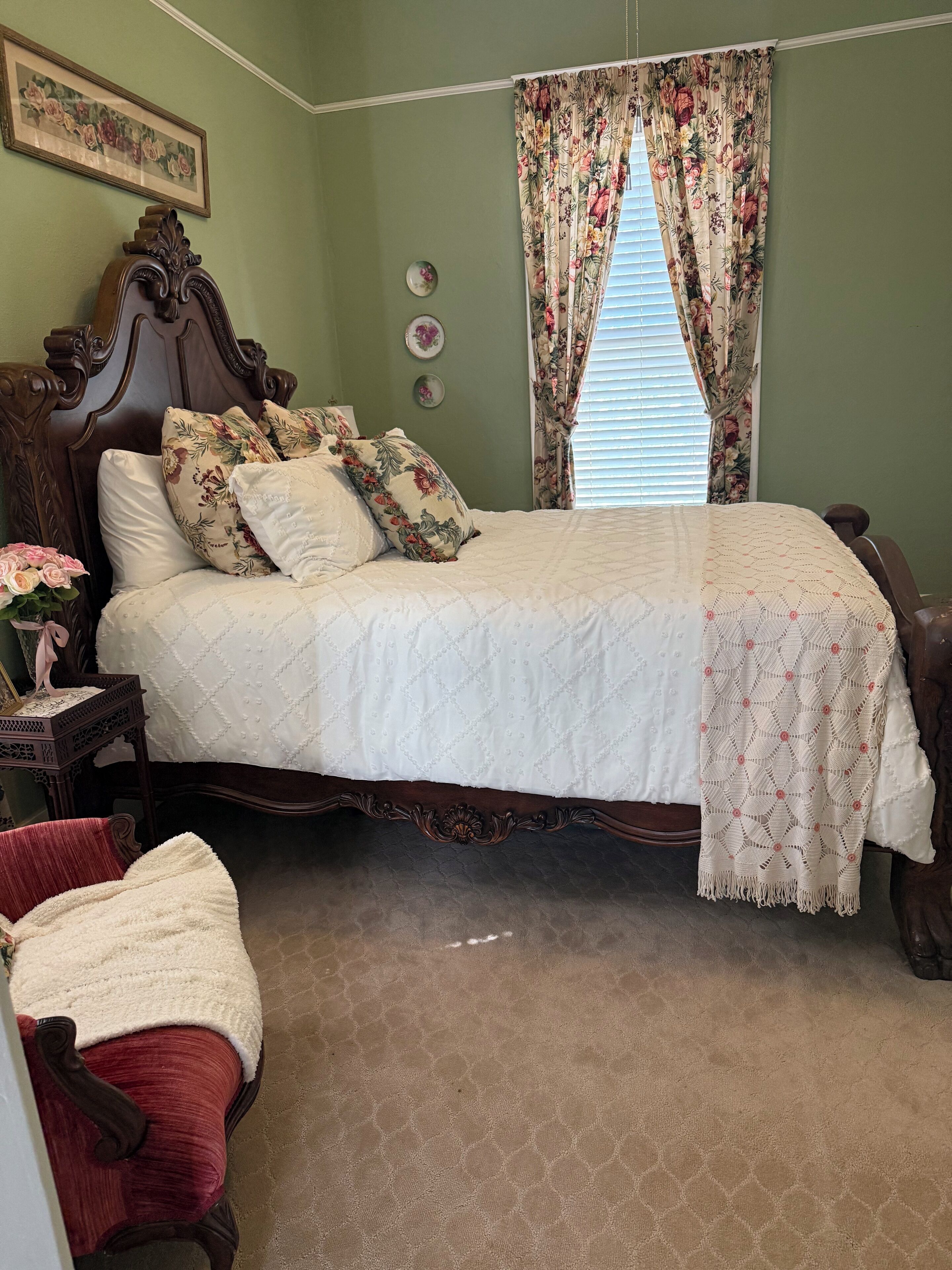 Signature Room | Iron/ironing board, WiFi (free), bed sheets