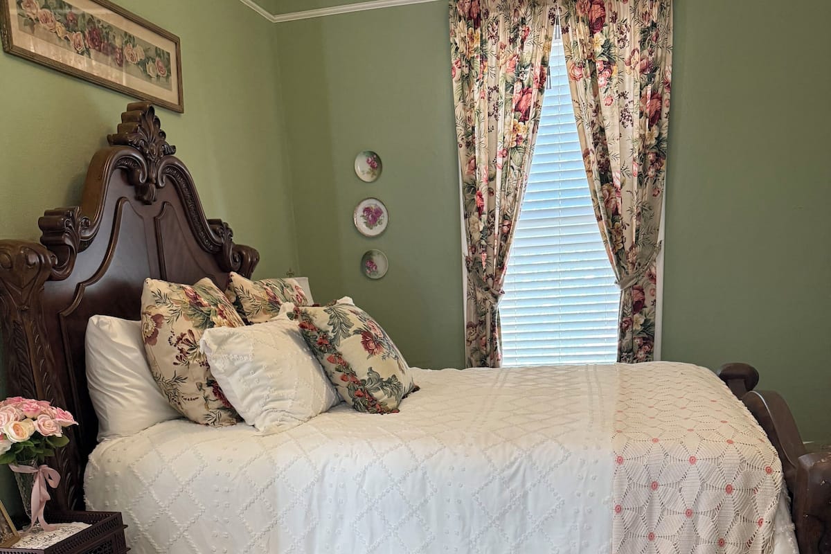 Quarto com design assinado | Ferros/tábuas de passar roupa, Wi-Fi de cortesia, roupa de cama