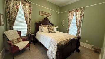 Signature Room | Iron/ironing board, free WiFi, bed sheets