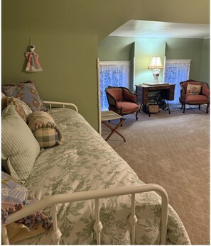 Deluxe Room | Individually decorated, individually furnished, iron/ironing board