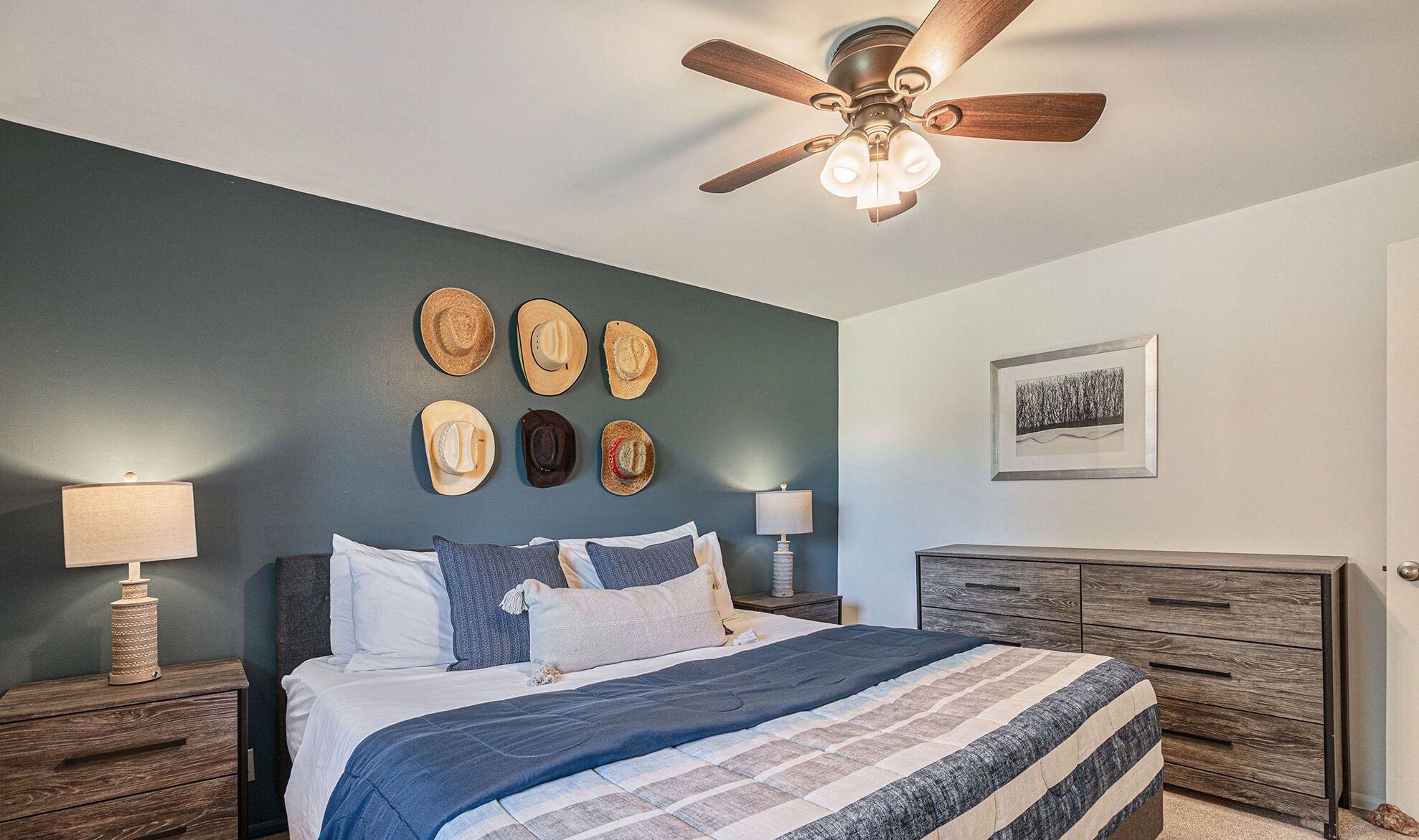 10 chambres, fer et planche à repasser, lit parapluie, Wi-Fi gratuit