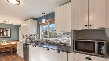 Geladeira, micro-ondas, fogão, cooktop