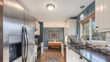 Een koelkast, een microgolfoven, een oven, een kookplaat