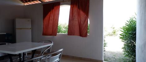 Bungalow Comfort, vista mare | Cucina privata | Frigorifero, piano cottura, seggiolone, pentole/stoviglie/utensili