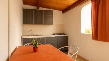 Bungalow Comfort, vista spiaggia | Cucina privata | Frigorifero, piano cottura, seggiolone, pentole/stoviglie/utensili
