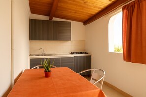 Bangalô conforto, vista para a praia | Cozinha privada | Geladeira, cooktop, cadeirão de bebê
