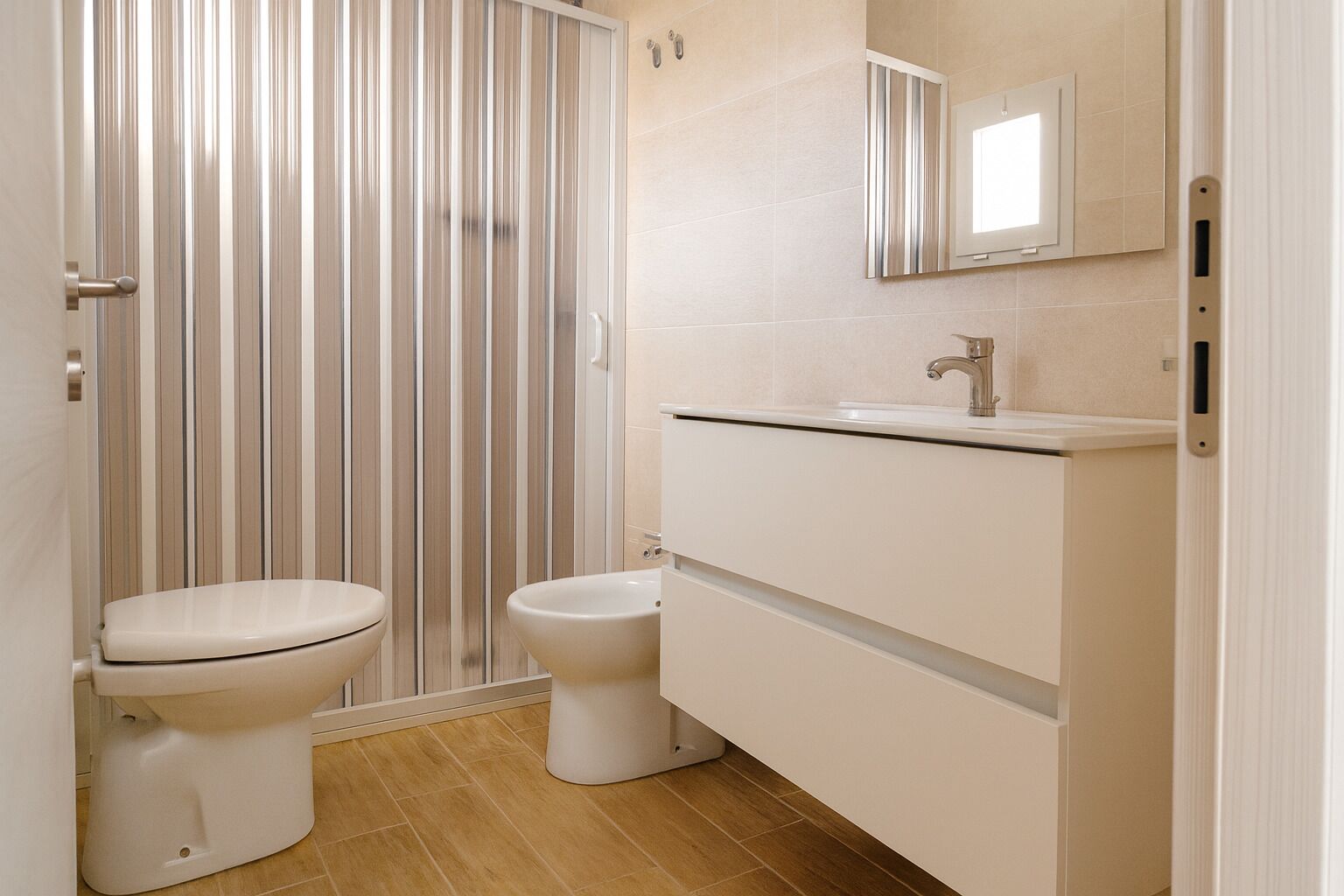 Bungalow Deluxe, vista mare | Bagno | Doccia, carta igienica