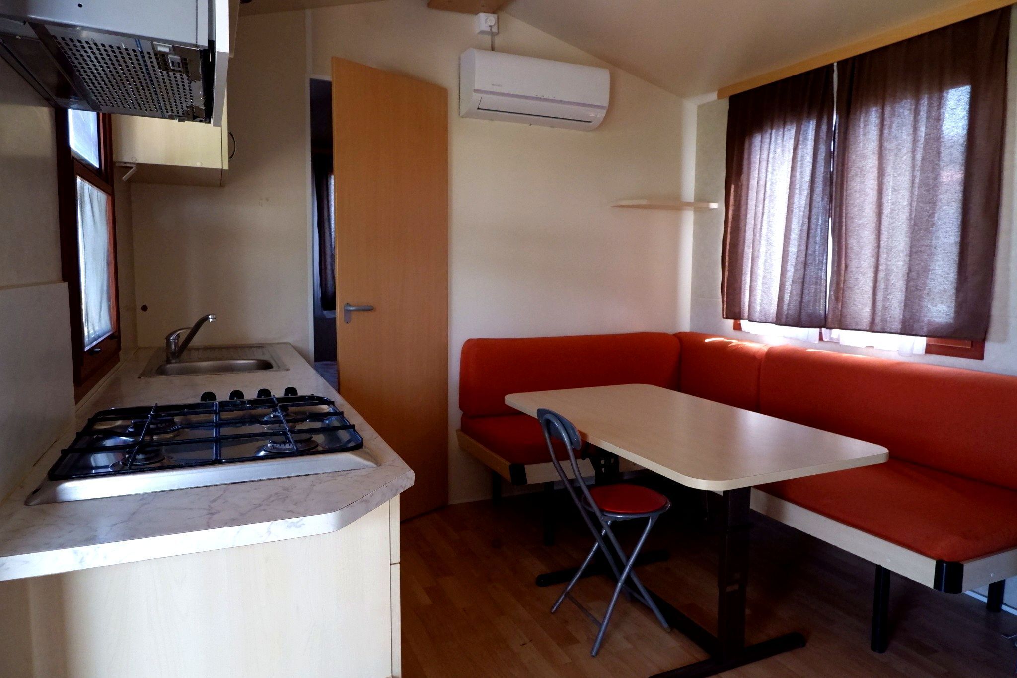 Casa mobile Standard, aria condizionata, vista spiaggia | Cucina privata | Frigorifero, piano cottura, seggiolone, pentole/stoviglie/utensili