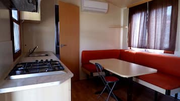 Casa mobile Standard, aria condizionata, vista spiaggia | Cucina privata | Frigorifero, piano cottura, seggiolone, pentole/stoviglie/utensili