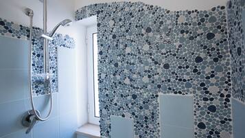 Doccia, asciugacapelli, bidet, asciugamani