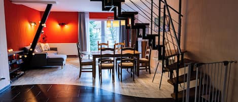 Perhehuoneisto, 2 makuuhuonetta, parveke, nÀköala puutarhaan | Oleskelualue