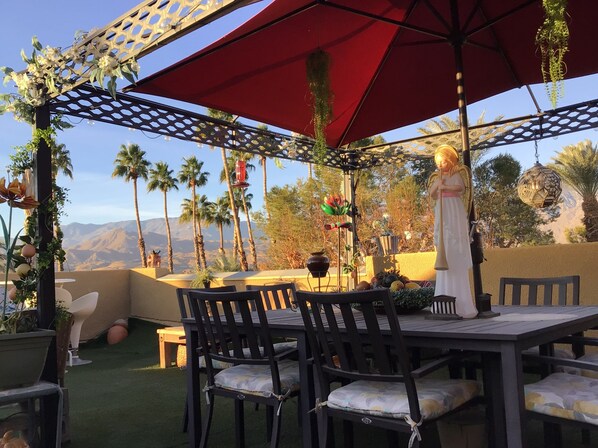 屋外ダイニングエリア