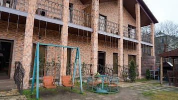 Vista frontal de la propiedad