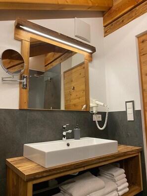 Regadera, secadora de cabello, toallas, papel de baño 