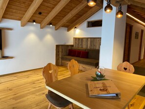 Dining - "Tischlerhof Panorama" vacation apartment with balcony and mountain view (St.Jakob/Ahrntal)