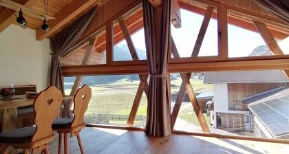 "Tischlerhof Panorama" vacation apartment with balcony and mountain view