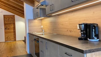 Frigorifero, forno, piano cottura, lavastoviglie