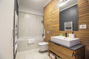 Douche, sĂšche-cheveux, serviettes fournies, savon