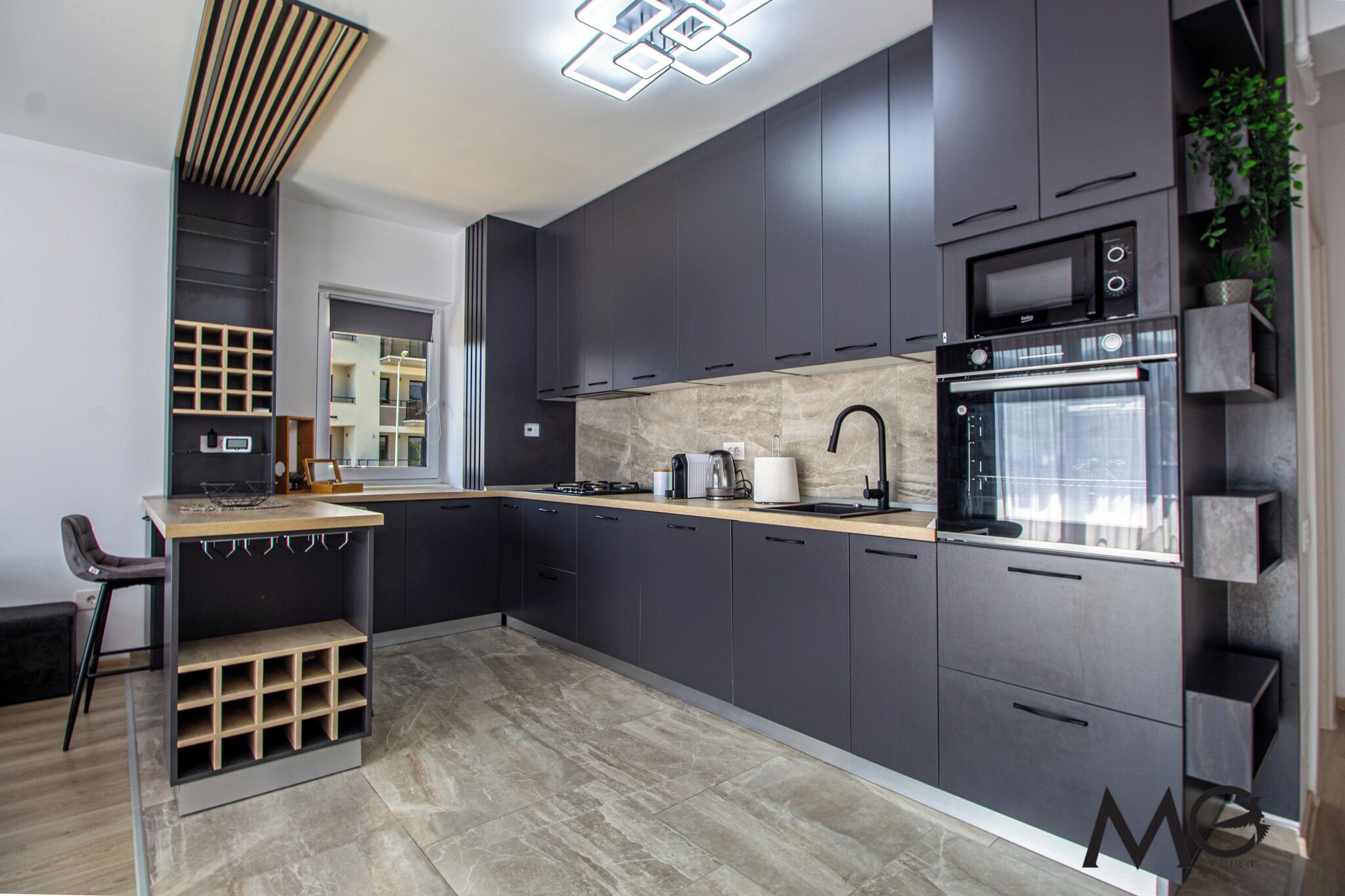 Een koelkast, een magnetron, een oven, een kookplaat