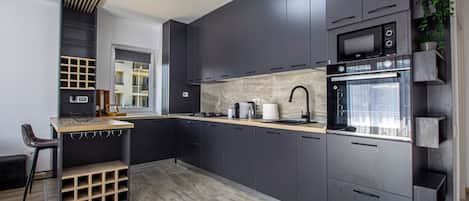 Een koelkast, een magnetron, een oven, een kookplaat