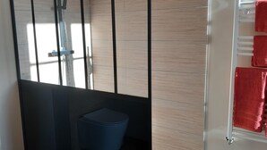 تجهيزات دش، مجففات شعر، مناشف، صابون