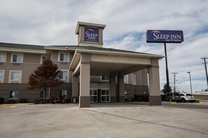 A Sleep Inn hotel with a covered entrance, a signboard, and a parking area. - Spark by Hilton Killeen (Killeen)