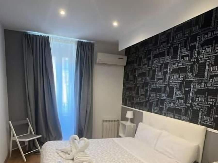 Quarto casal (Private Bathroom) | Wi-Fi de cortesia, roupa de cama