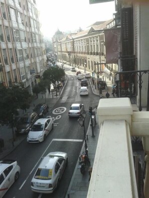 A street view with buildings, cars, and a pedestrian walkway. - Hostal New Life Madrid  (Madrid)