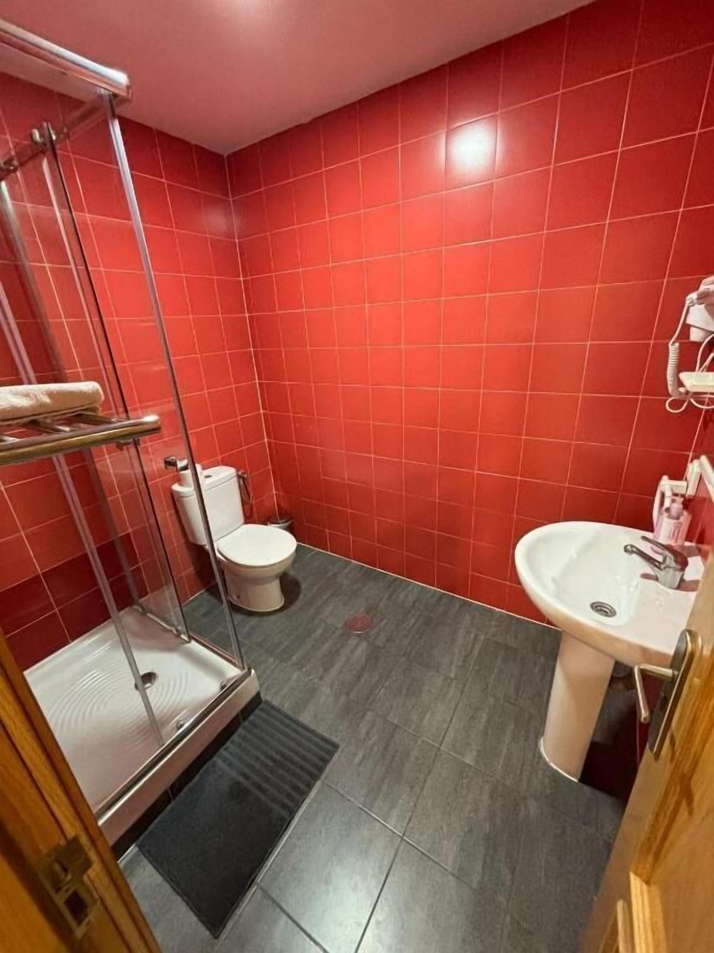 Asciugamani, shampoo, carta igienica