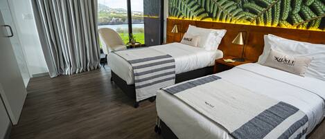 Deluxe Suite, Sea View | 1 bedroom, minibar, in-room safe, desk