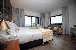 Minibar, caja de seguridad en la habitación y escritorio 