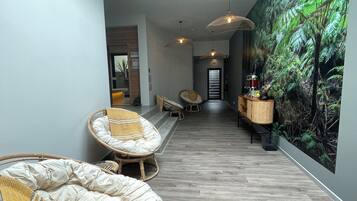 Sauna, ruang uap, pijat dengan batu panas, dan pijat jaringan dalam