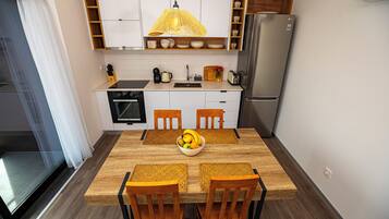 Departamento Deluxe, 1 habitación, vista al océano | Minibar, caja de seguridad en la habitación y escritorio