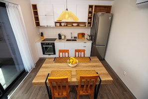 Apartamento Deluxe, 1 habitación, vistas al mar | Minibar, caja fuerte, escritorio y espacio para trabajar con un portátil