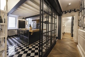 Deluxe Apartment | Private kitchen | Fridge, stovetop, cookware/dishes/utensils