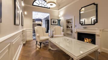 Deluxe Apartment | Living area