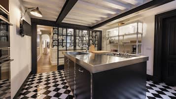 Deluxe Apartment | Private kitchen | Fridge, stovetop, cookware/dishes/utensils