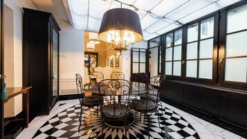 Deluxe Apartment | Dining room