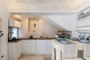 Réfrigérateur, micro-ondes, plaque de cuisson, lave-vaisselle