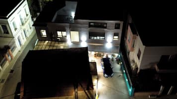 Fassade der Unterkunft – Abend/Nacht