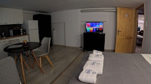 Basic-Studio | Wohnbereich | Fernseher, Computerbildschirme, Drucker