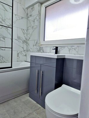 Apartment | Bathroom - 1 Bed Flat - Sleeps 2 - Parking - Wifi (London)