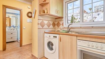 Coffee/tea maker, fridge, microwave, oven
