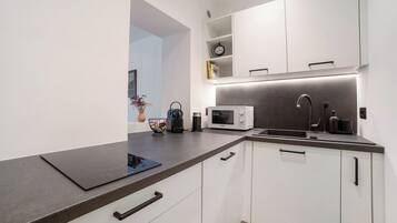 Fridge, microwave, stovetop, coffee/tea maker