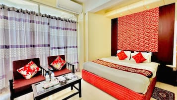 Deluxe Double Room, Balcony, City View | Meja, Wi-fi percuma