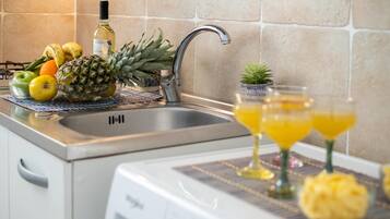 Fridge, oven, stovetop, cookware/dishes/utensils