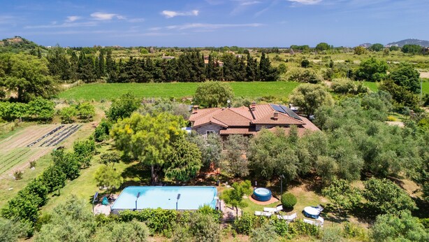 A house with a swimming pool, surrounded by greenery and trees. - Apartment 'Santina' with Mountain View, Wi-Fi and Air Conditioning (Girasole)