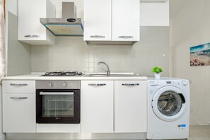 Een koelkast, een magnetron, een oven, een kookplaat