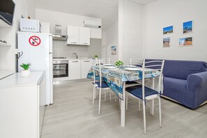 Kylskåp, mikrovågsugn, ugn och spishäll