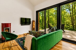 Smart TV, chimenea, futbolito